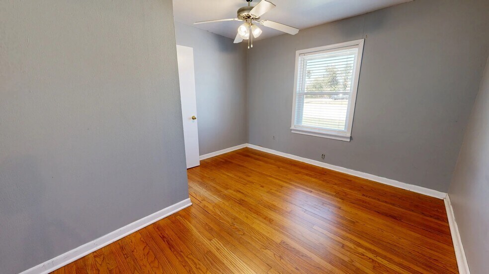 More Photos Of 419 Cypress St, Sulphur Office For Sale