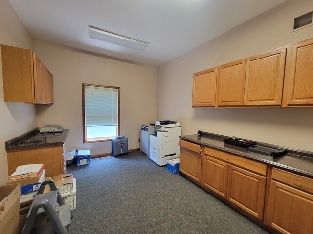 More Photos Of 1 Geeding Ln, Troy Medical For Lease