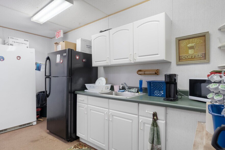 More Photos Of 15464 Cortez Blvd, Brooksville Unknown For Lease