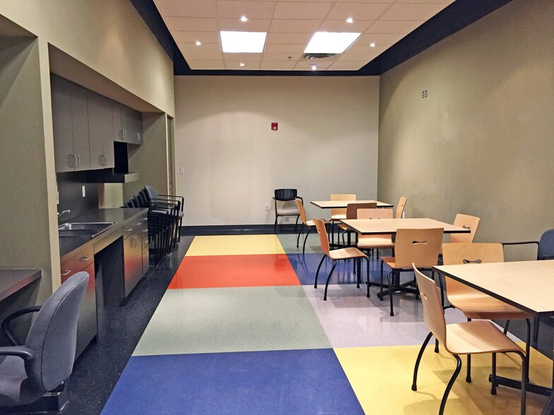 More Photos Of 4545 W Davis St, Dallas Distribution For Sale