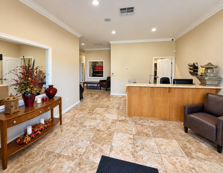 More Photos Of 244 E Avenue K10, Lancaster Showroom For Lease