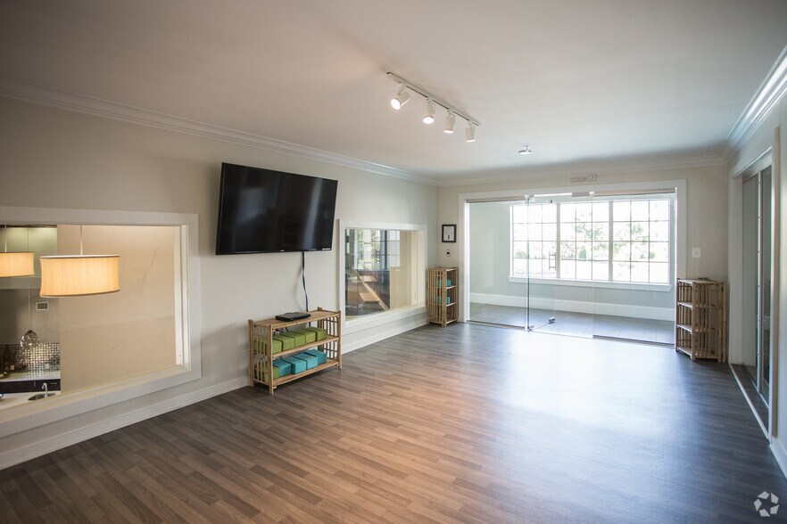 More Photos Of Mooreview Pky @ Loudoun County Pky, Ashburn Unknown For Lease