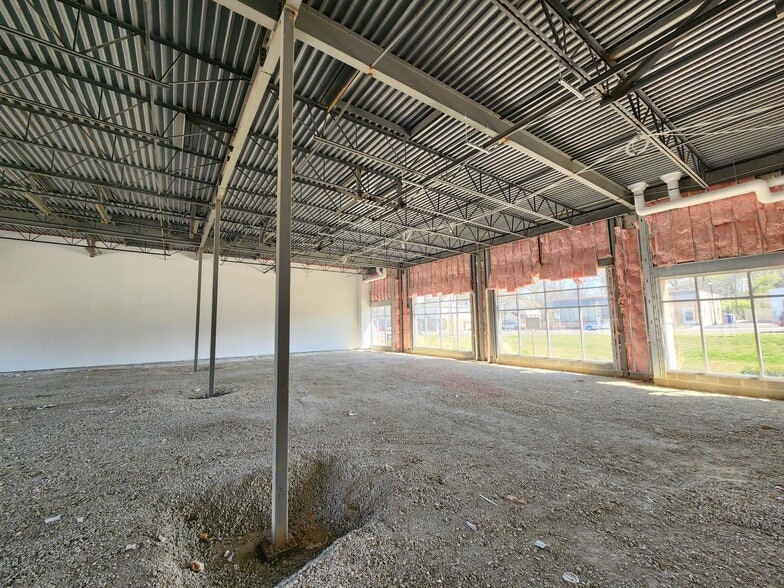 More Photos Of 10463 Manchester Rd, Kirkwood General Retail For Lease