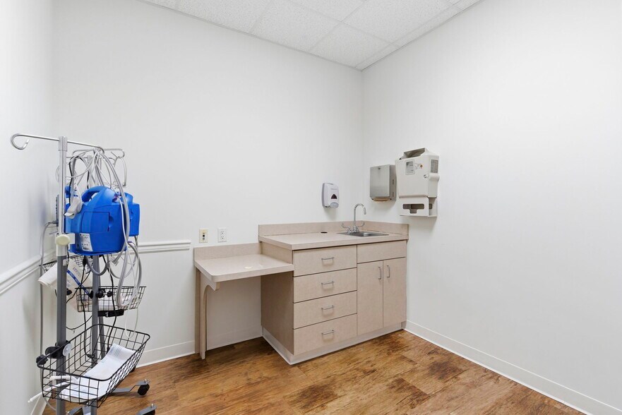 More Photos Of 5540-5550 N Farmer Branch Rd, Ozark General Retail For Sale