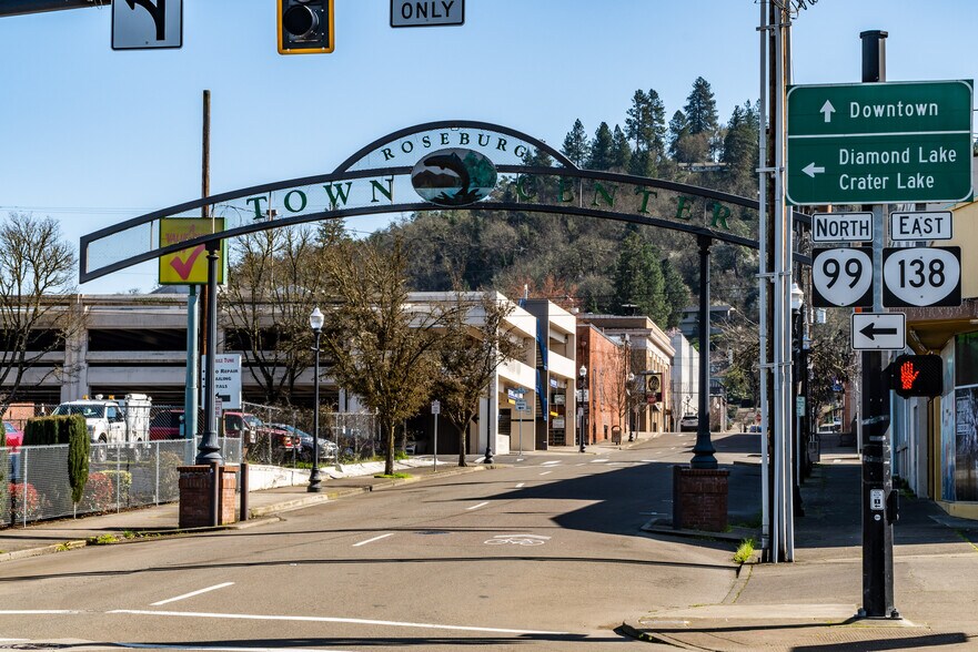 More Photos Of 622-630 SE Jackson St, Roseburg Storefront For Sale