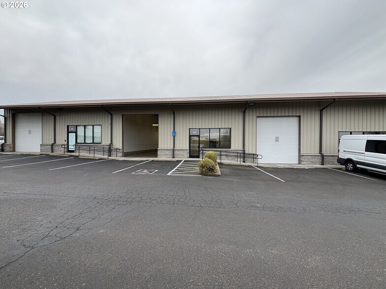 More Photos Of 2401 E Hancock St, Newberg Flex For Lease