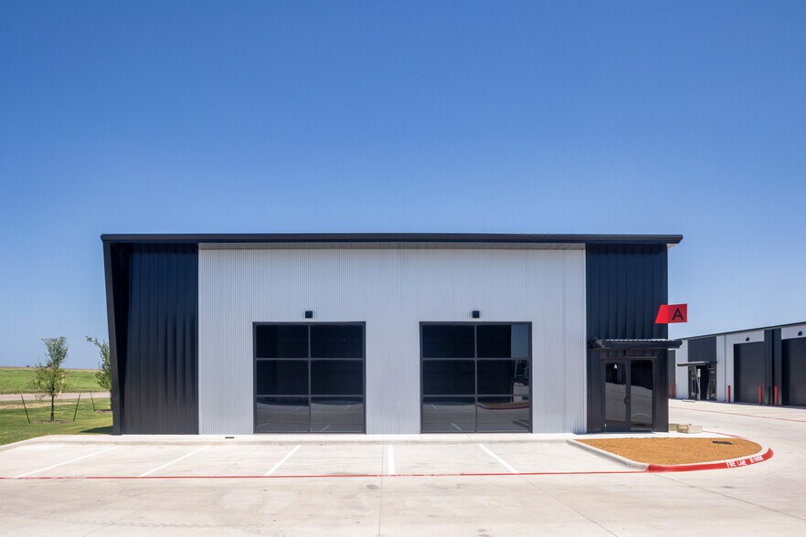 More Photos Of 700 N Jim Wright Fwy, White Settlement Warehouse For Lease