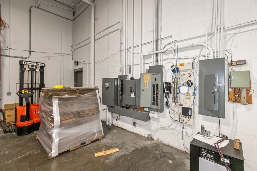 More Photos Of 161 Remington Blvd, Ronkonkoma Warehouse For Sale