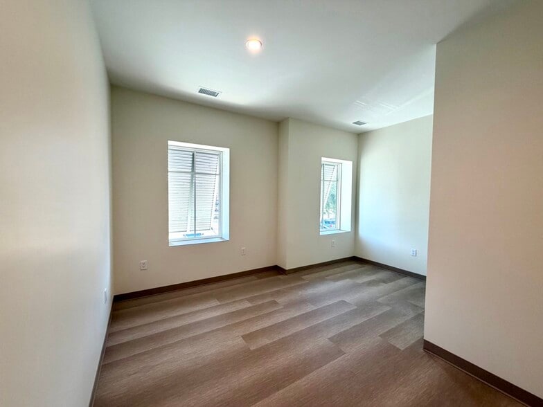 More Photos Of 814 Johnnie Dodds Blvd, Mount Pleasant Medical For Lease