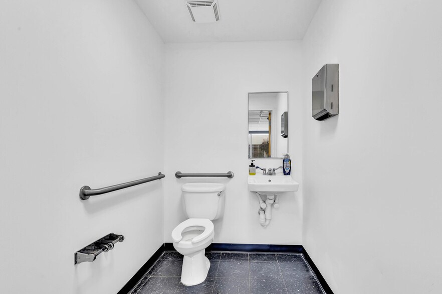 More Photos Of 3050 Delta Marine Dr, Columbus Office For Sale