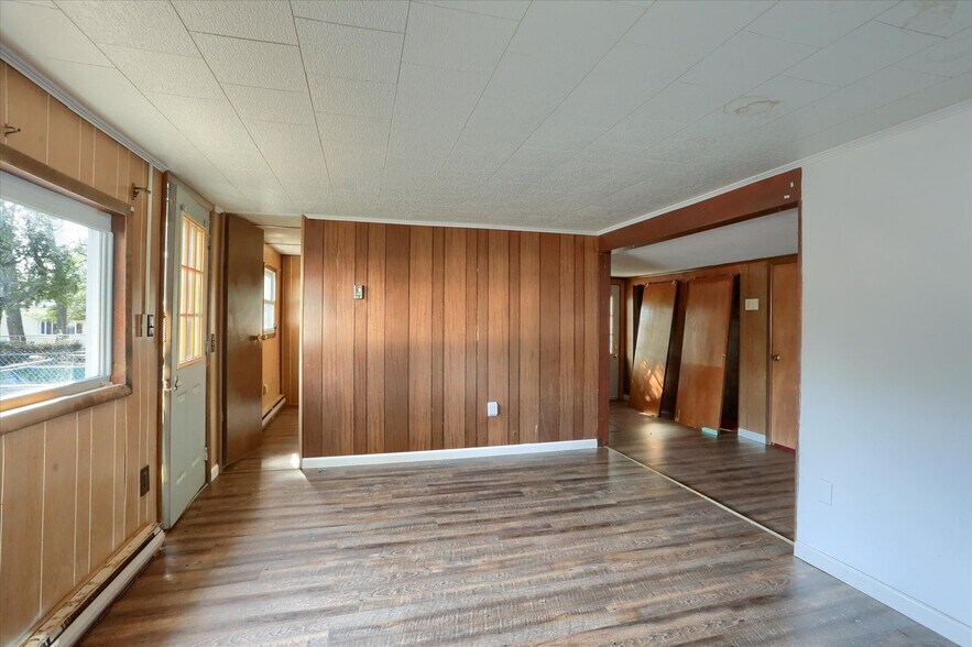 More Photos Of 145 Chamberlaine Ave, Pottsville Flex For Sale