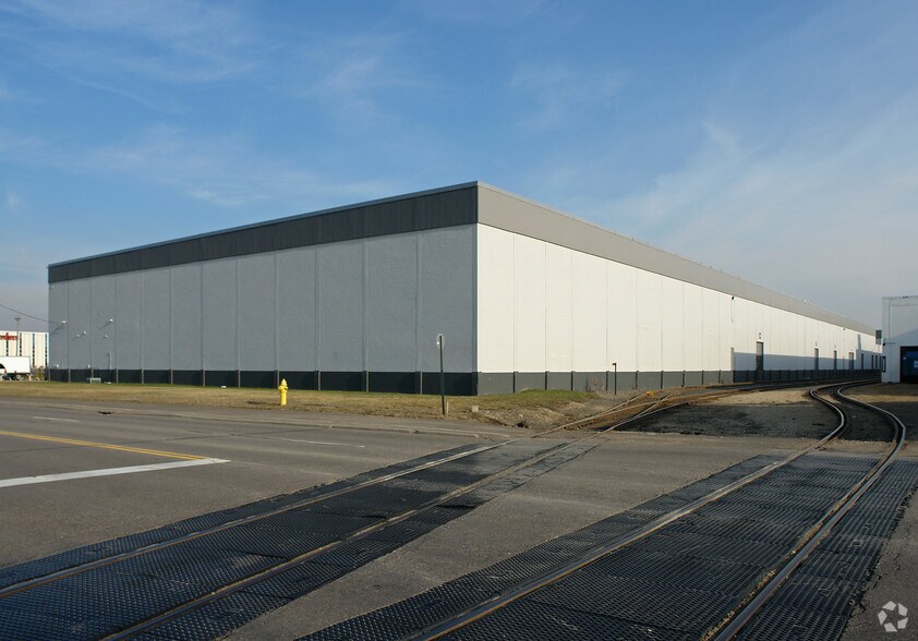 More Photos Of 2500 Walnut St, Roseville Warehouse For Lease