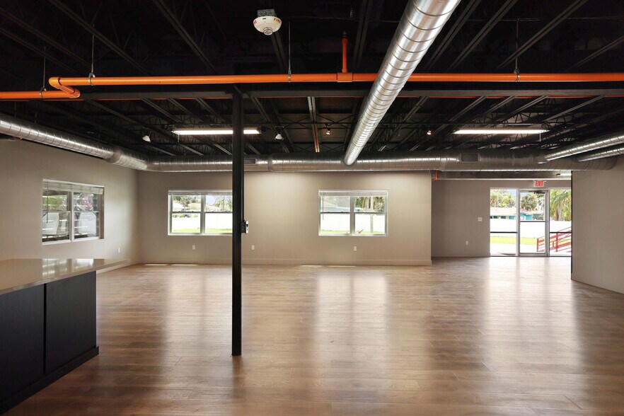 More Photos Of 10830 Navajo Dr, Saint Petersburg Showroom For Sale