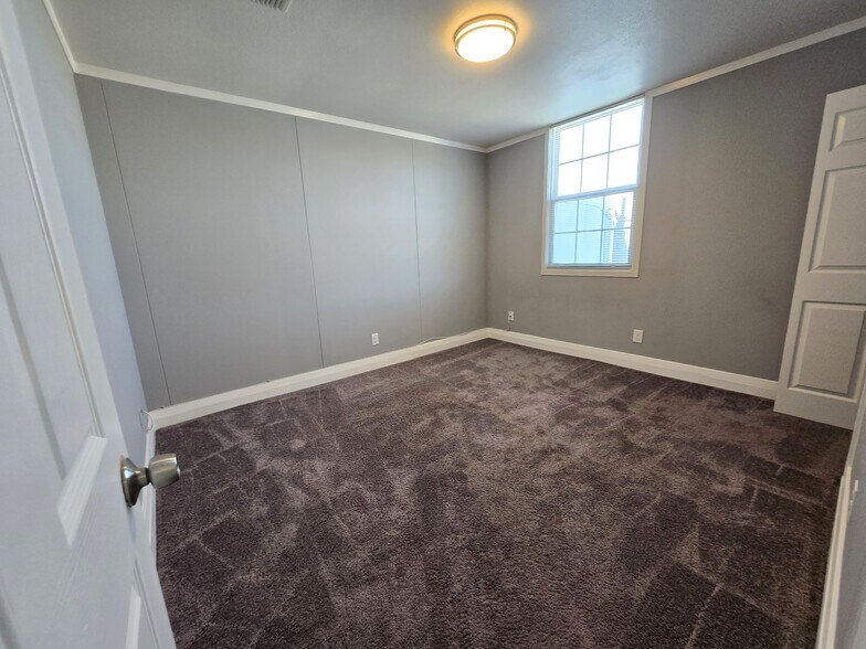 More Photos Of 406 N Carrier Pky, Grand Prairie Storefront Retail Office For Sale