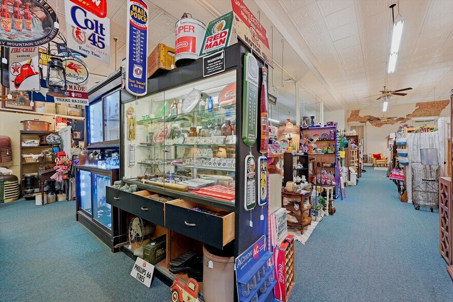 More Photos Of 321 N Main St, Bonham General Retail For Sale