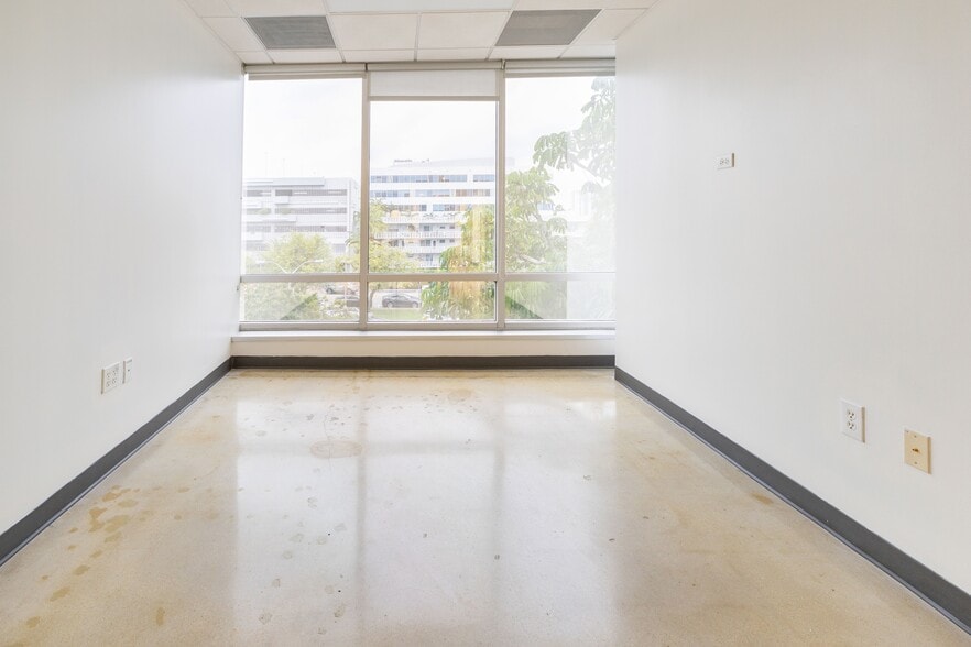 More Photos Of 1680 Meridian Ave, Miami Beach Office For Lease