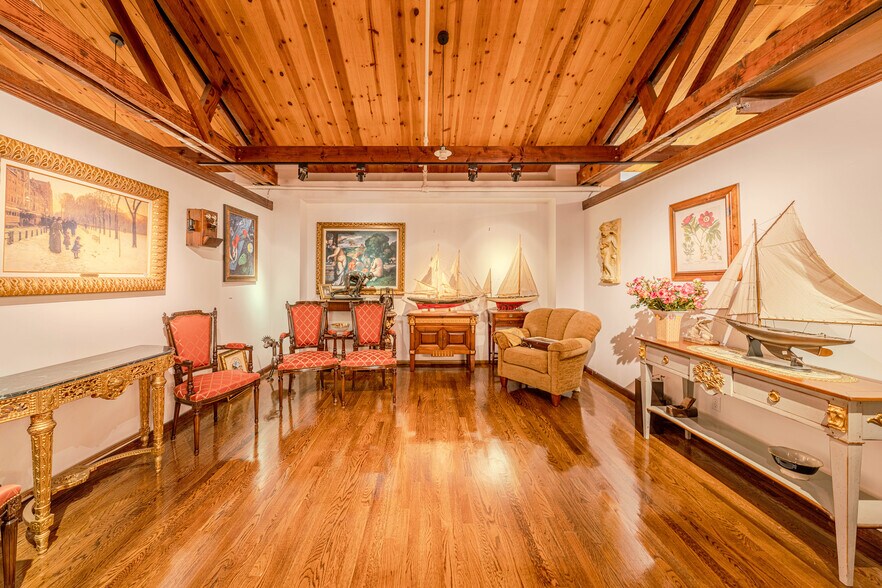 More Photos Of 560 Main St, Fort Lee Freestanding For Sale