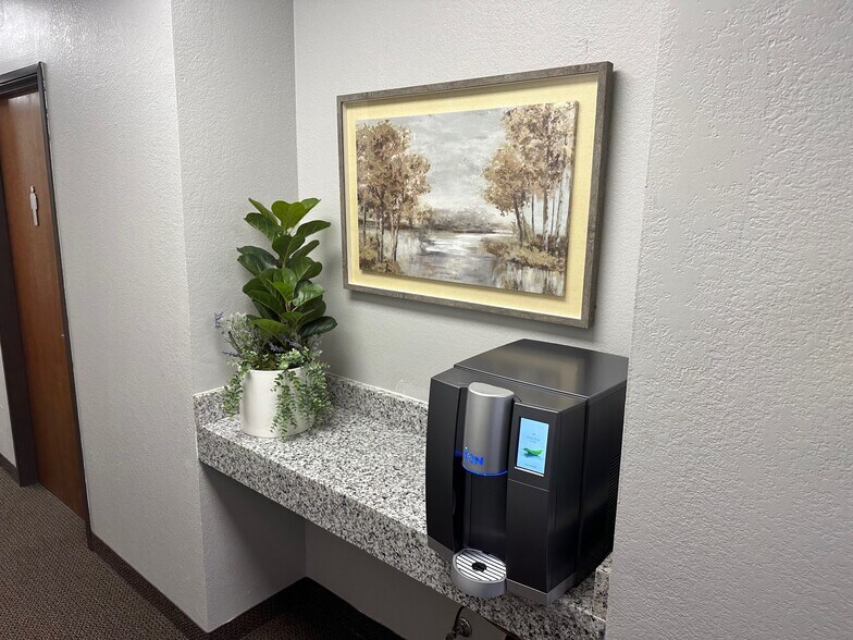 More Photos Of 1050 Post And Paddock St, Grand Prairie Loft Creative Space For Lease