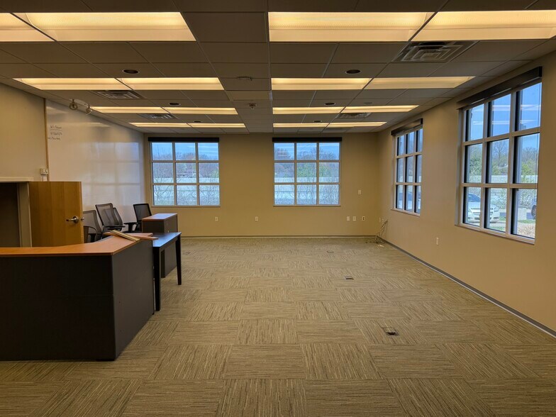 More Photos Of 909 E Republic Rd, Springfield Office For Sale