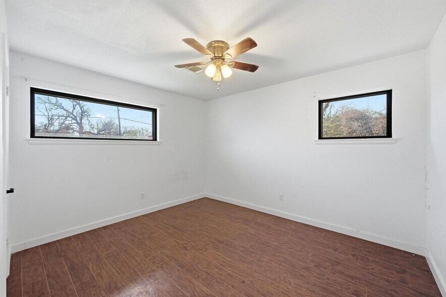 More Photos Of 1927 W Arkansas Ln, Pantego Light Manufacturing For Sale