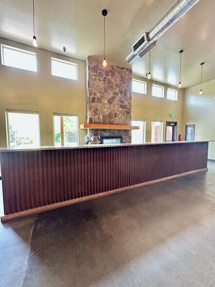 More Photos Of 1043 N River Rd, Palisade Freestanding For Lease