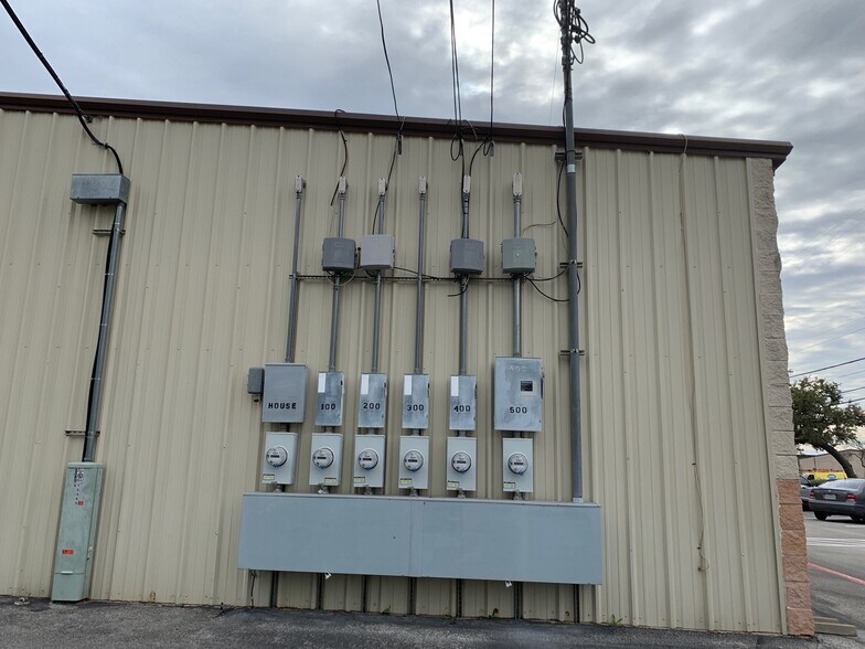 More Photos Of 15555 Tradesman Dr, San Antonio Light Distribution For Lease