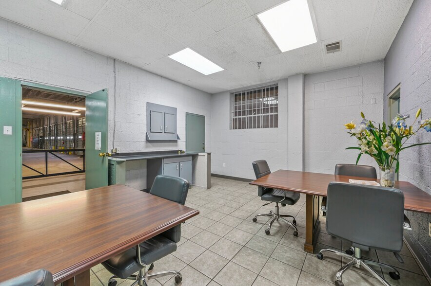 More Photos Of 3141 Hansboro Ave, Dallas Warehouse For Sale