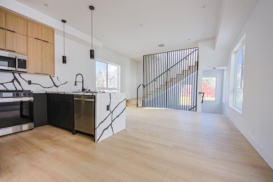 More Photos Of 6401 Odessa Ave, Lake Balboa Multifamily For Sale