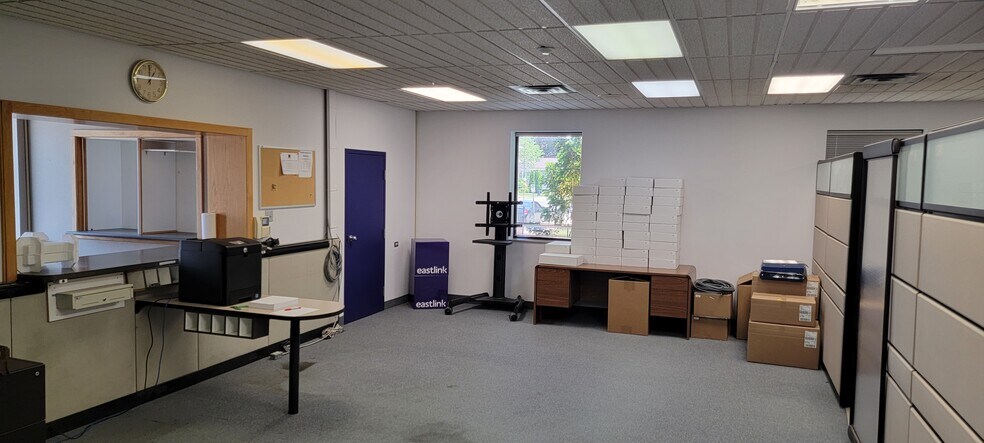 More Photos Of 18 Sydenham St E, Aylmer Office For Lease