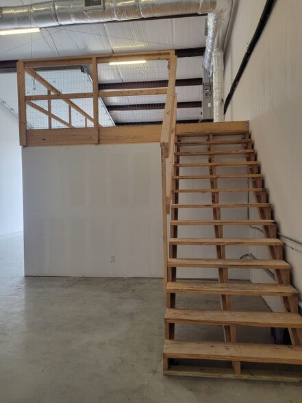 More Photos Of 4819 R O Dr, Spicewood Warehouse For Lease