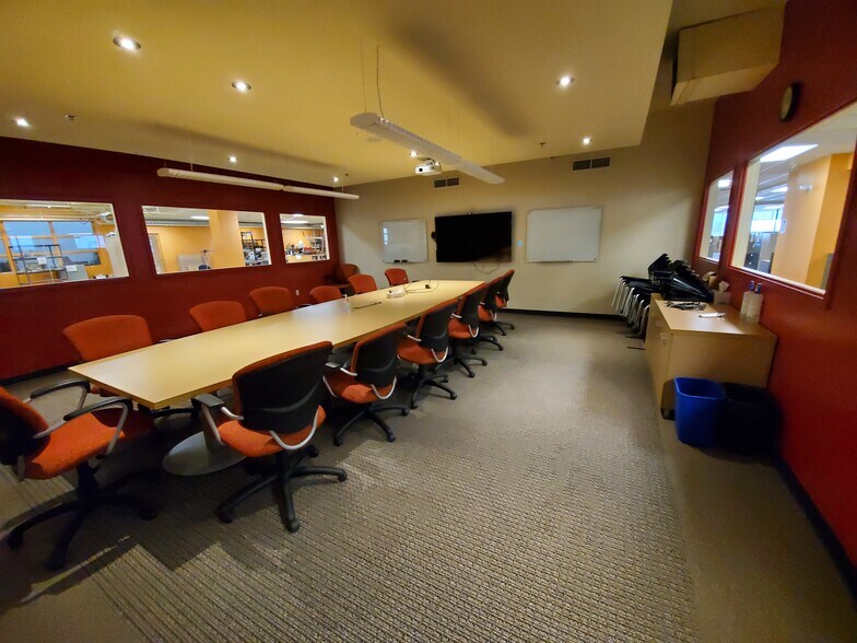 More Photos Of 875 Boul Charest O, Québec Office For Sale
