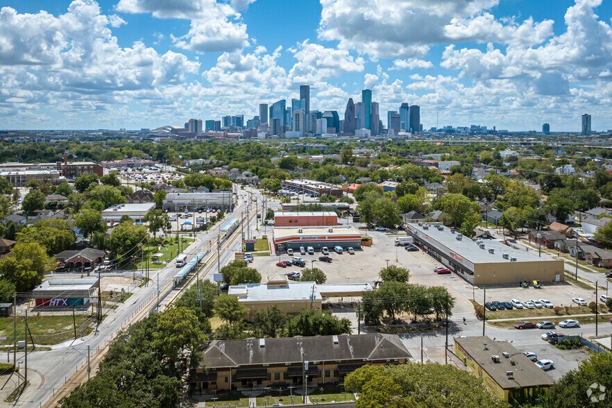 More Photos Of 2799 Fulton St, Houston Bank For Sale
