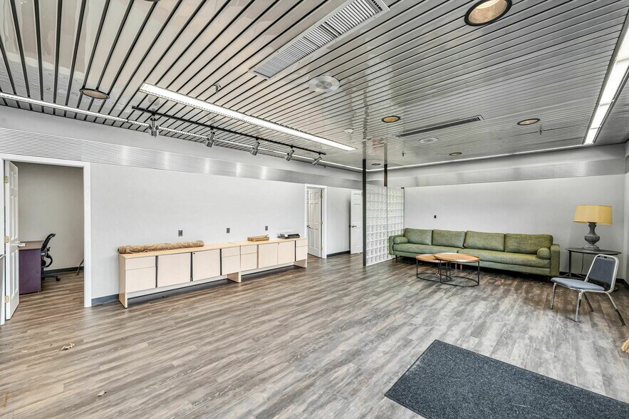 More Photos Of 6 Industrial Rd, Windsor Locks Manufacturing For Sale