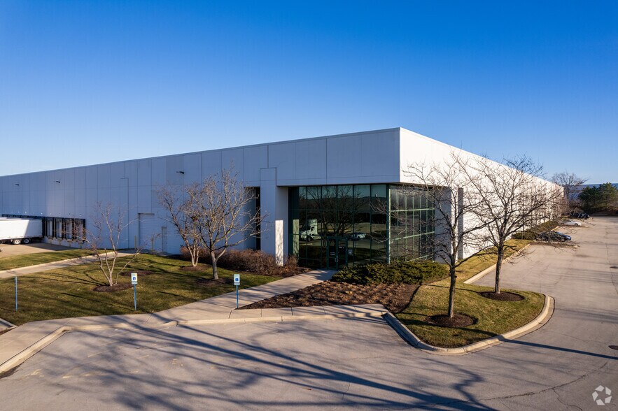 More Photos Of 340 W Crossroads Pky, Bolingbrook Warehouse For Lease