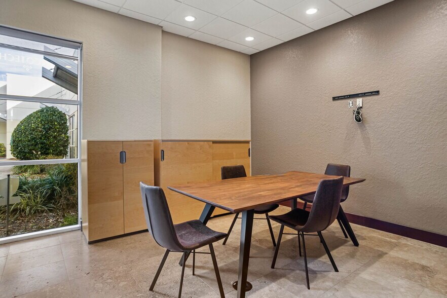 More Photos Of 8810 Commodity Cir, Orlando Showroom For Lease