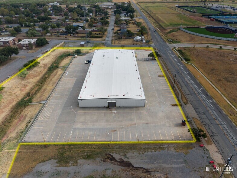 More Photos Of 2701 Southridge Dr, Wichita Falls Distribution For Lease