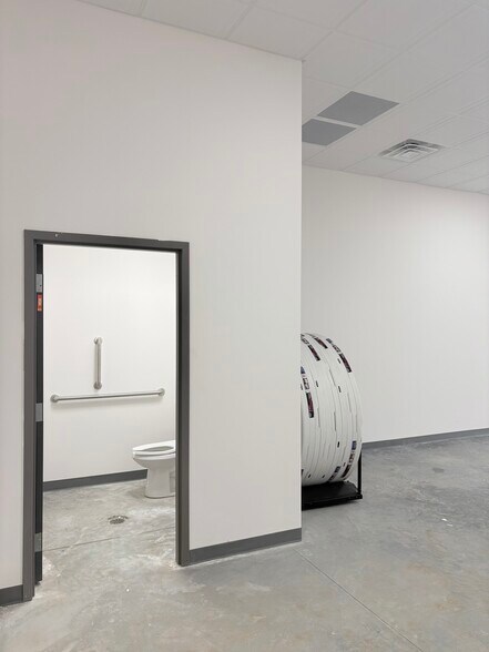 More Photos Of 110 Orange Ct, Bowling Green Flex For Lease