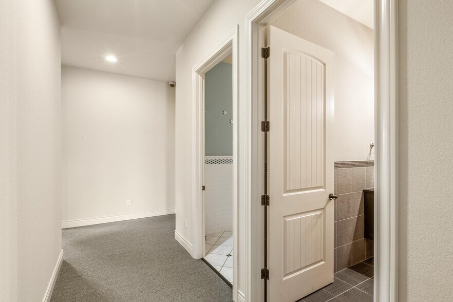 More Photos Of 105 Applewood Dr, Cedar Creek Office For Sale