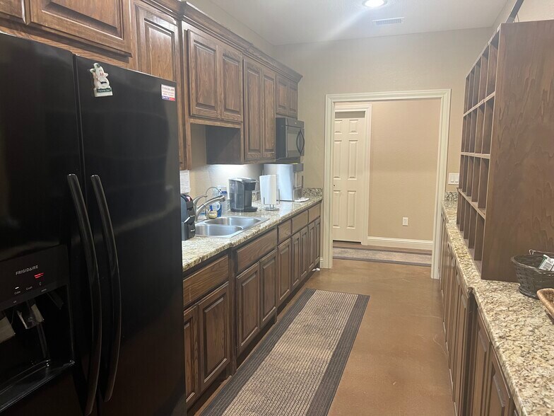 More Photos Of 6413 N State Highway 349, Midland Warehouse For Lease