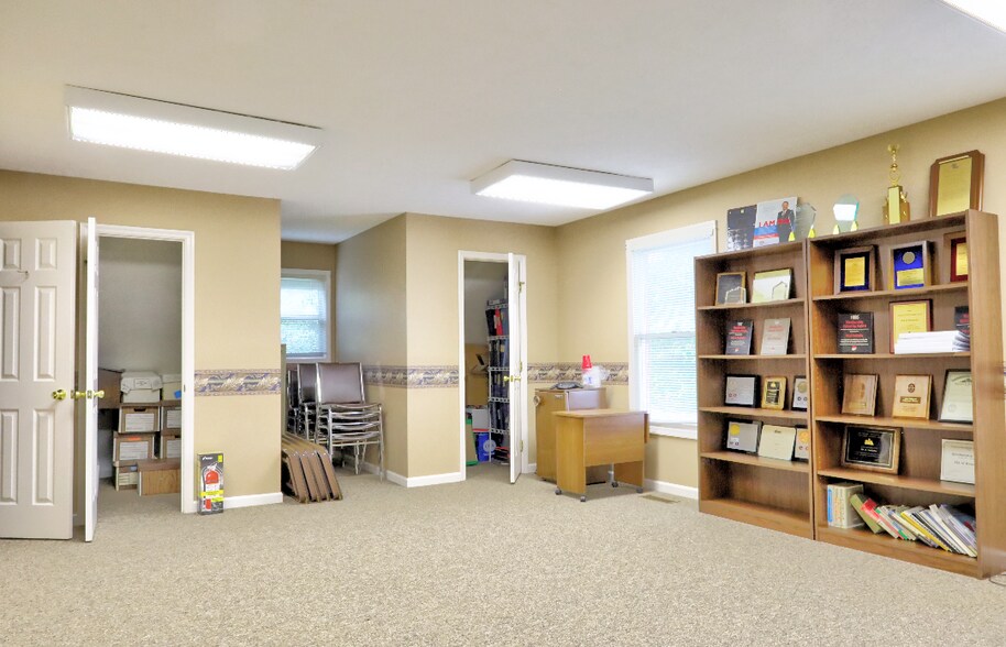 More Photos Of 107-109 Consumer Ln, Frankfort Office For Sale