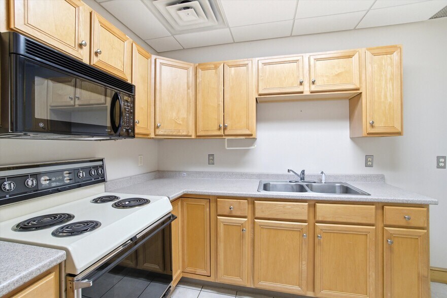 More Photos Of 8 Chestnut Dr, Bedford Office For Sale