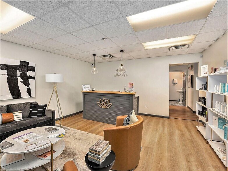More Photos Of 1103 S US Highway 169, Smithville Storefront Retail Office For Lease