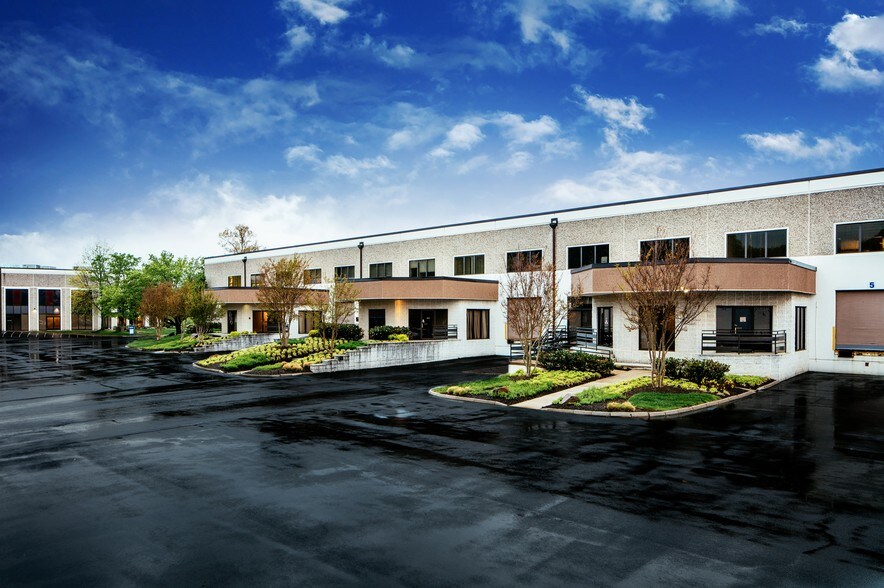 More Photos Of 22560 Glenn Dr, Sterling Unknown For Lease