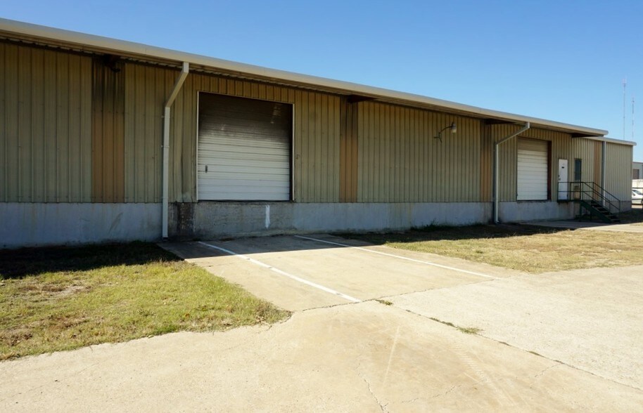 More Photos Of 902 Kck Way, Cedar Hill Distribution For Sale