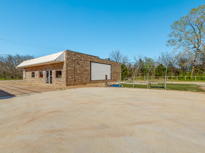 More Photos Of 1221 N 8th Ave, Stroud Convenience Store For Sale