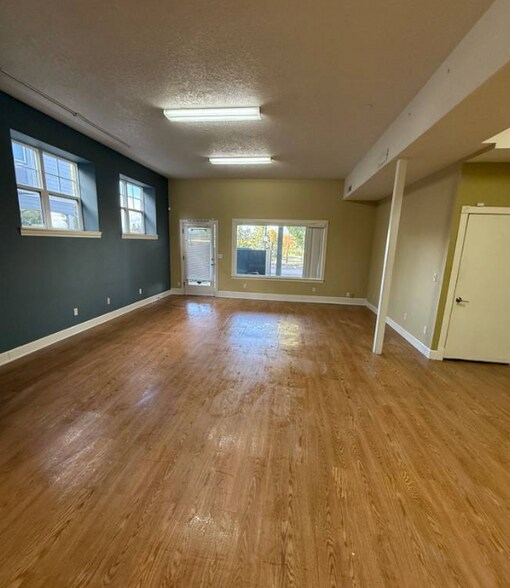 More Photos Of 303 E Historic Columbia River Hwy, Troutdale Flex For Lease
