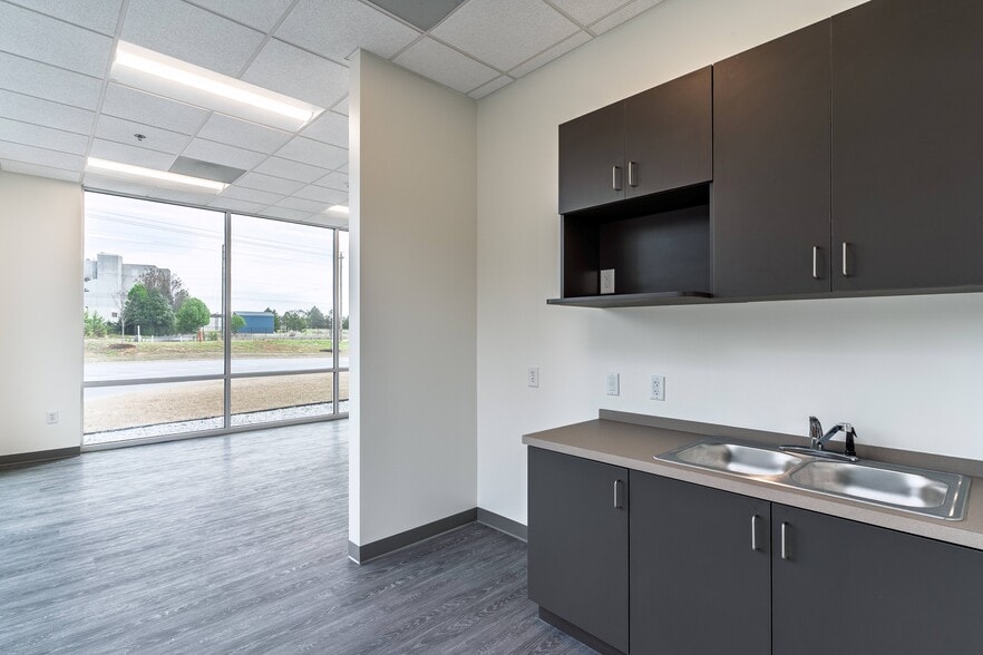 More Photos Of 14053 Industrial Park Blvd, Covington Warehouse For Lease
