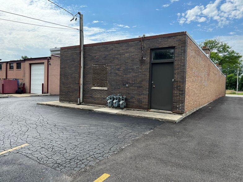 More Photos Of 1612 W Northwest Hwy, Arlington Heights Storefront Retail Office For Sale