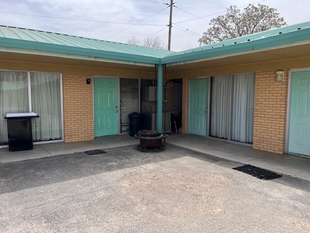 More Photos Of 208 S Ellis St, Menard Hotel For Sale