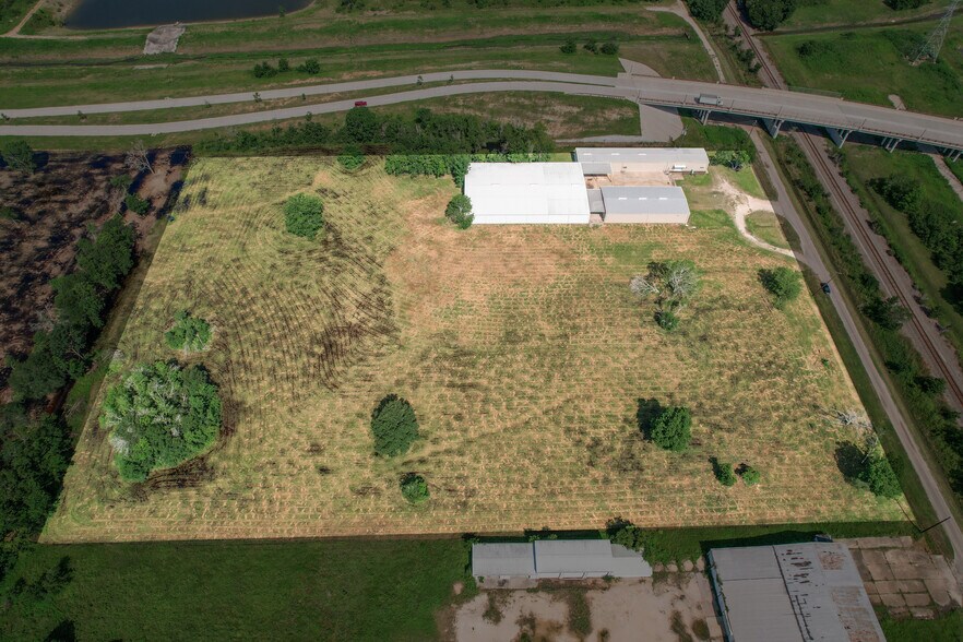 More Photos Of 7002 Bissell Rd, Manvel Manufacturing For Lease